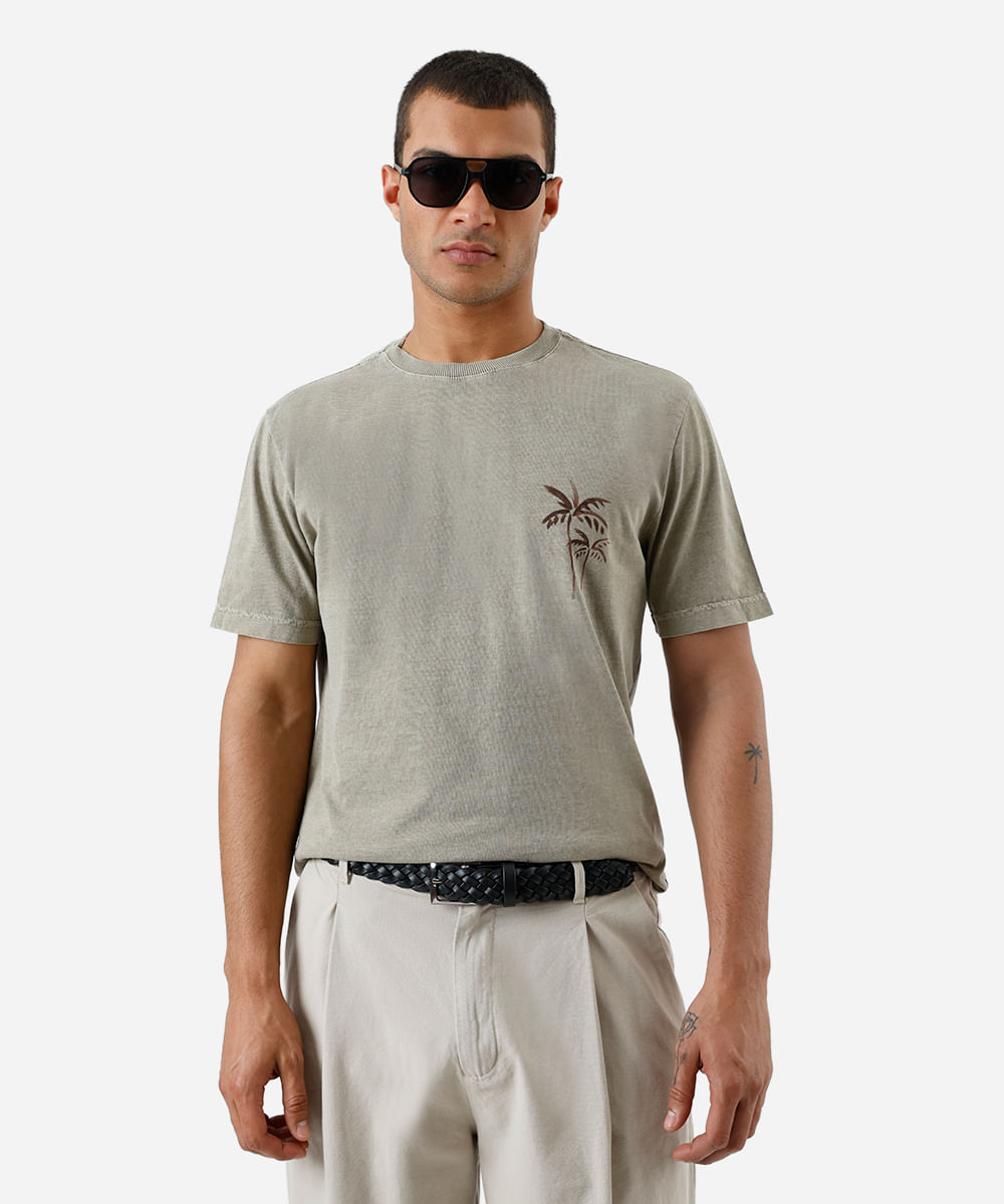 camiseta masculina comfort estampada coqueiro bege
