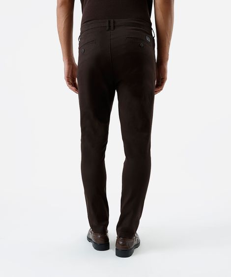 calça masculina de alfaiataria em sarja com bolsos marrom