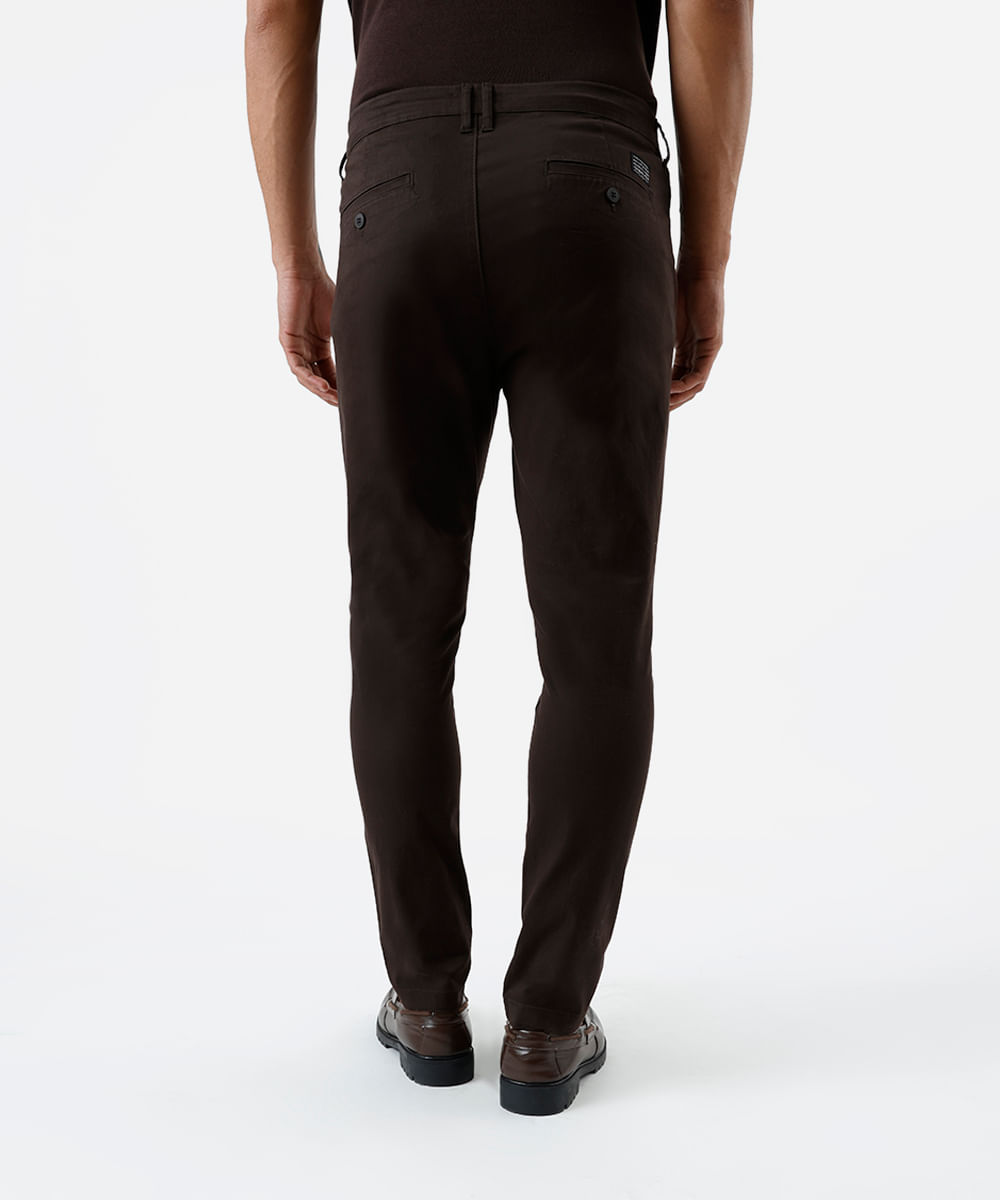 calça masculina de alfaiataria em sarja com bolsos marrom