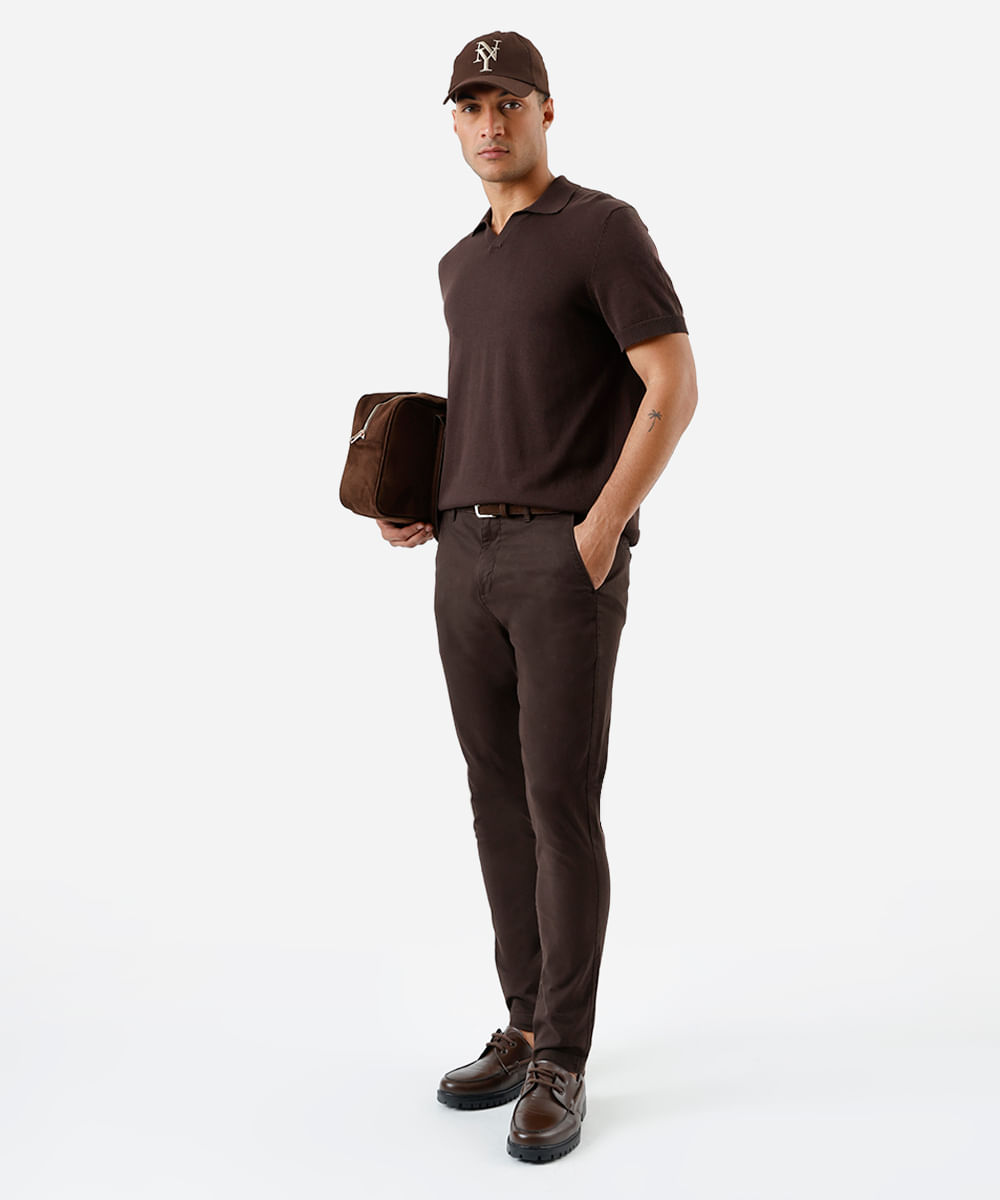 calça masculina de alfaiataria em sarja com bolsos marrom