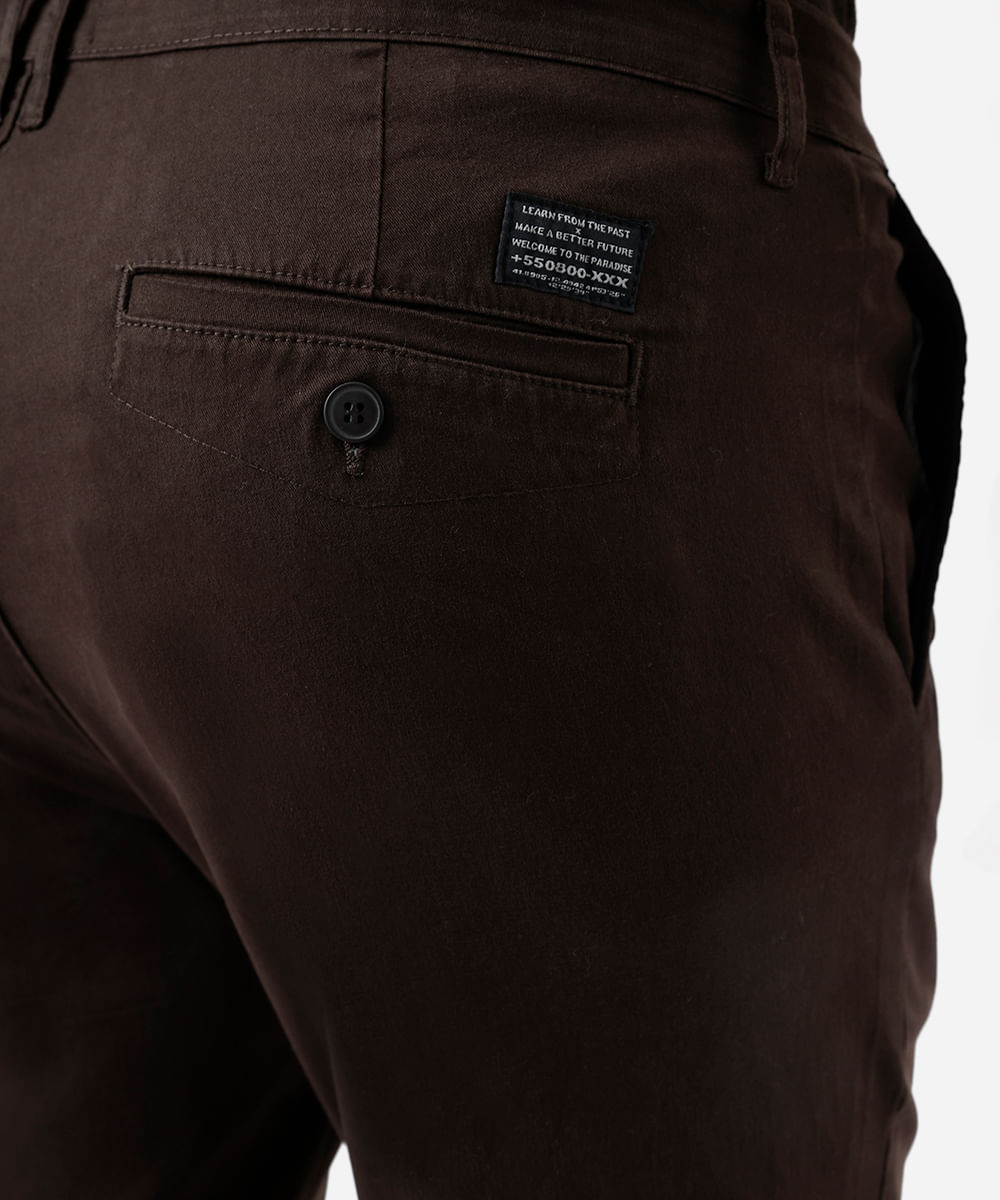 calça masculina de alfaiataria em sarja com bolsos marrom