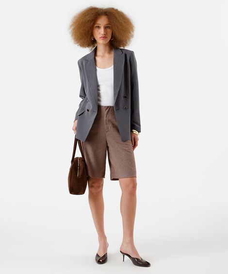 bermuda reta feminina de alfaiataria com linho marrom