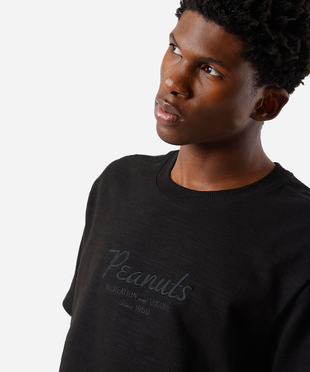 camiseta box masculina bordado peanuts texturizada preta