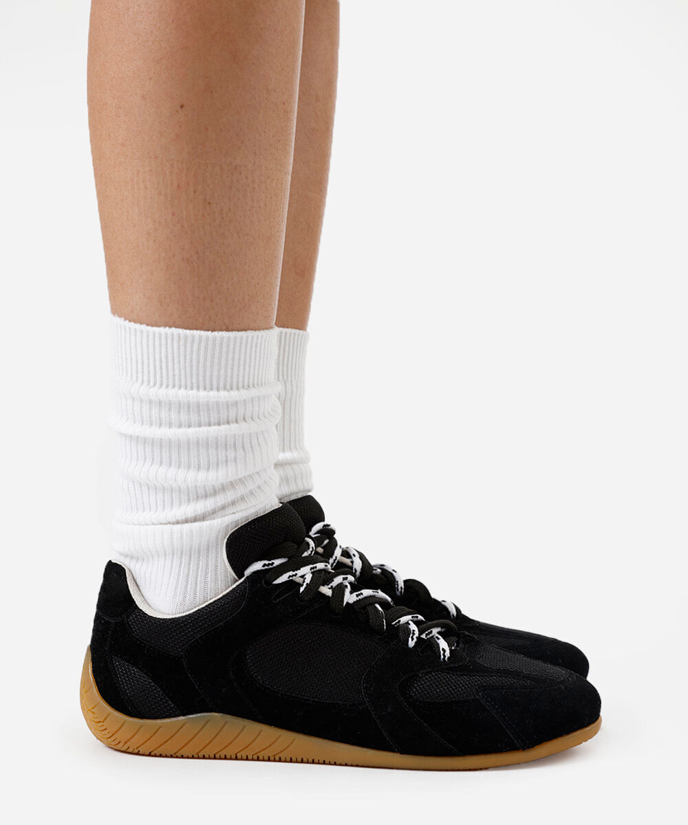 tênis casual com recortes e cadarço duplo preto