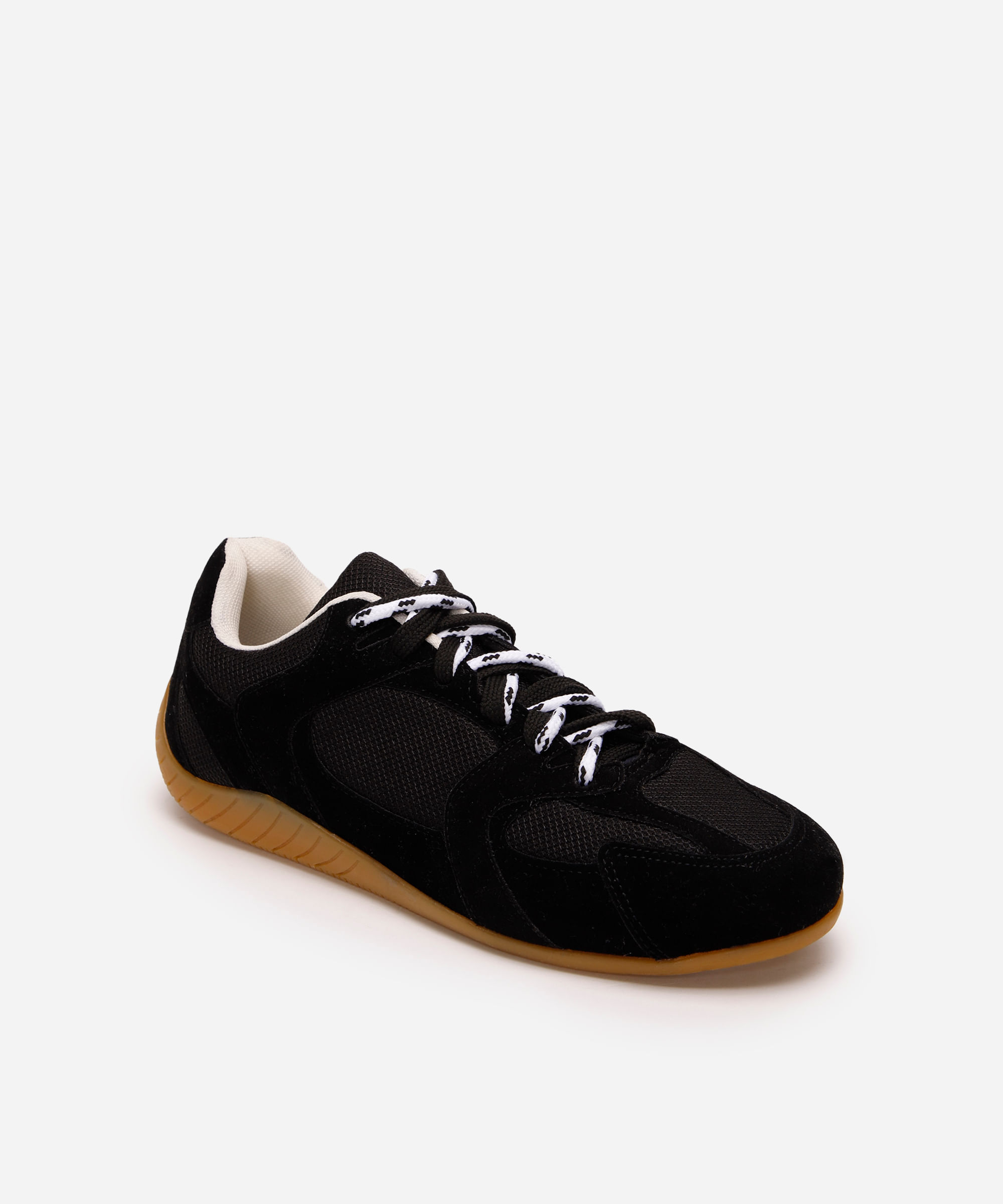tênis casual com recortes e cadarço duplo preto