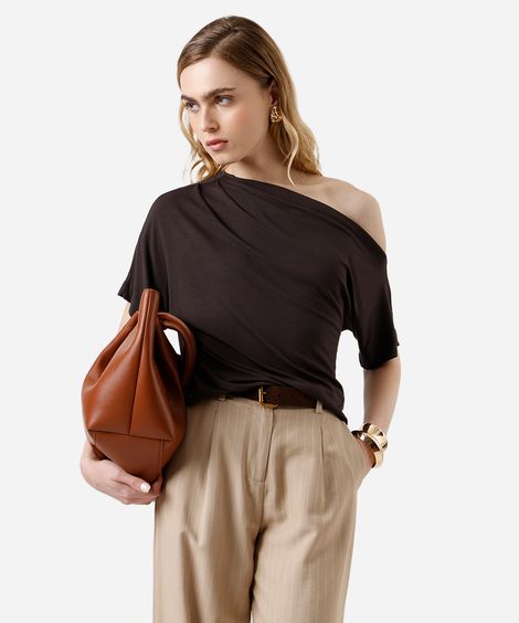 blusa feminina de viscose assimétrica com pregas marrom