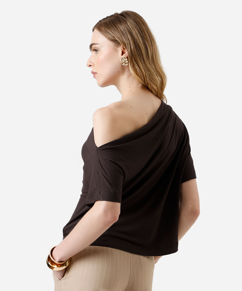 blusa feminina de viscose assimétrica com pregas marrom