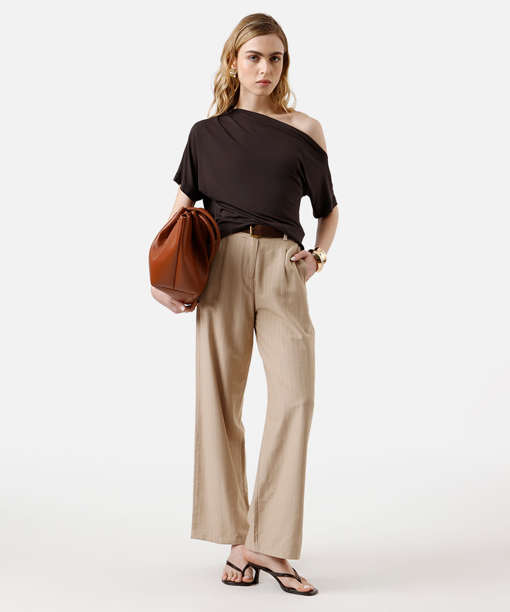 blusa feminina de viscose assimétrica com pregas marrom