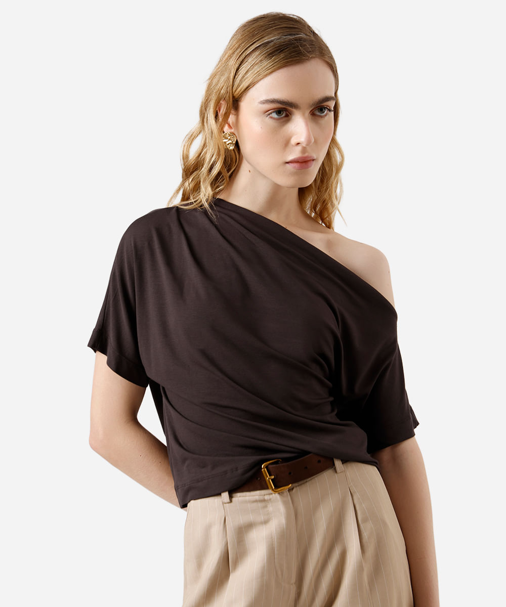 blusa feminina de viscose assimétrica com pregas marrom