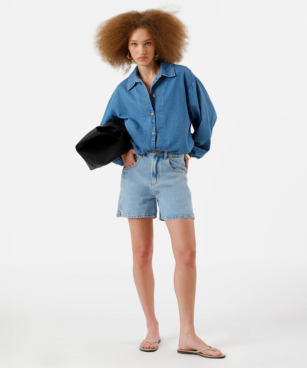 short reto jeans com recortes azul