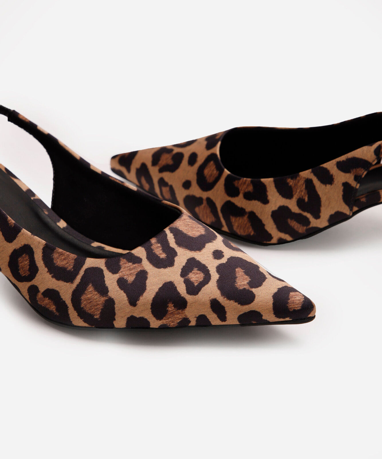 scarpin animal print bico fino salto baixo oneself bege