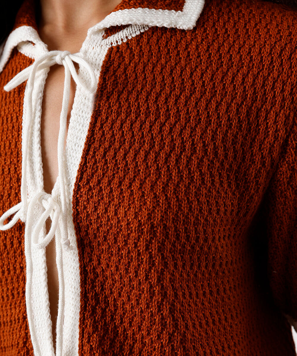 polo feminina de tricot com amarração marrom