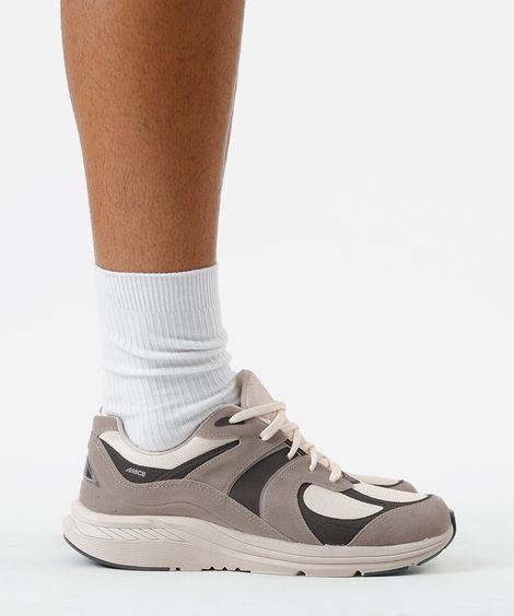 tênis esportivo ace com recortes cinza