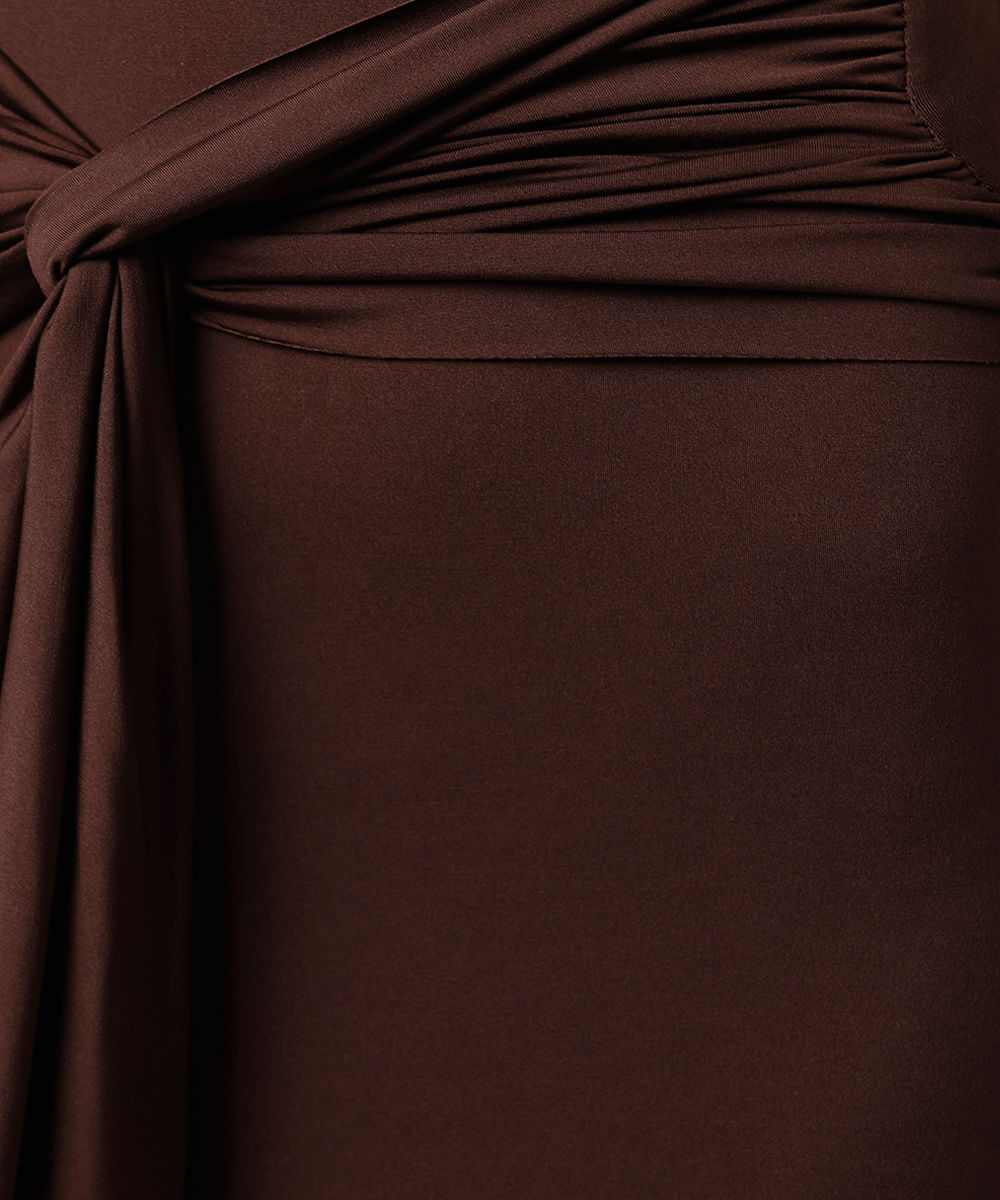 vestido midi feminino sem alça com franzido mindset marrom
