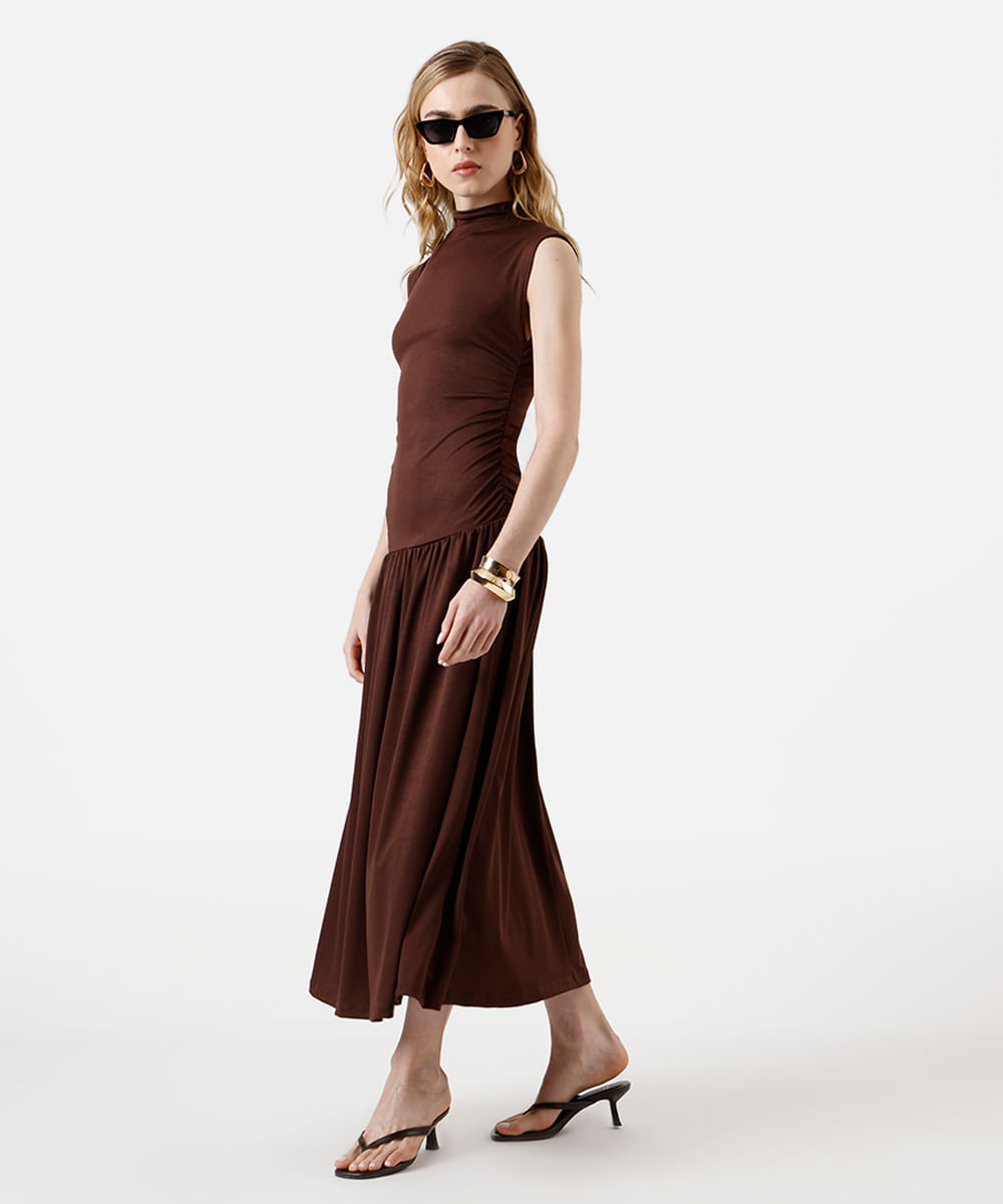 vestido midi feminino gola alta franzido marrom