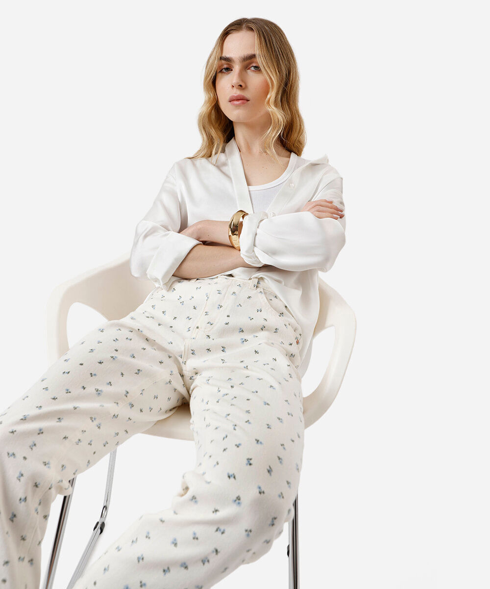 calça mom feminina de sarja floral off white