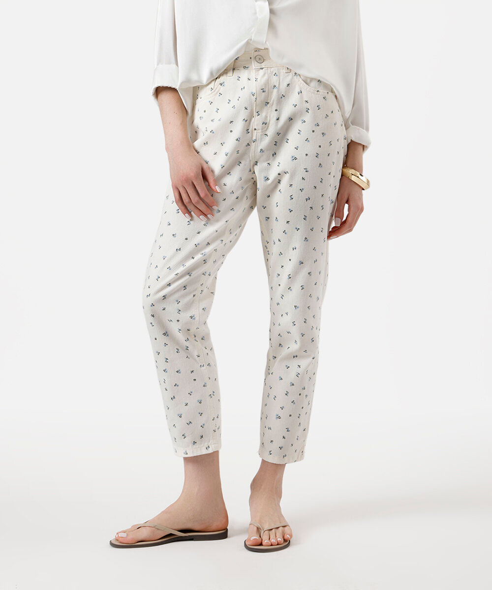 calça mom feminina de sarja floral off white