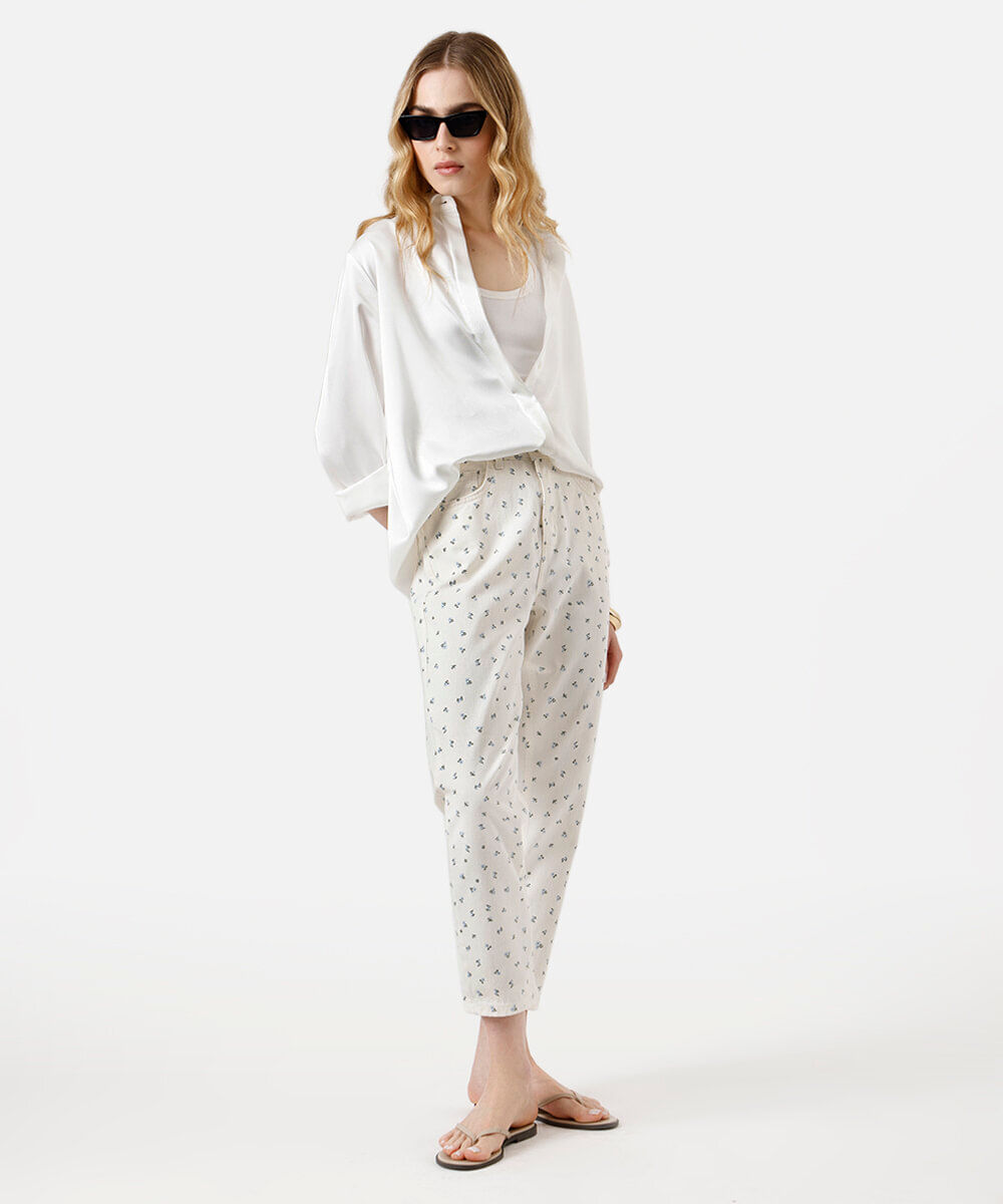 calça mom feminina de sarja floral off white