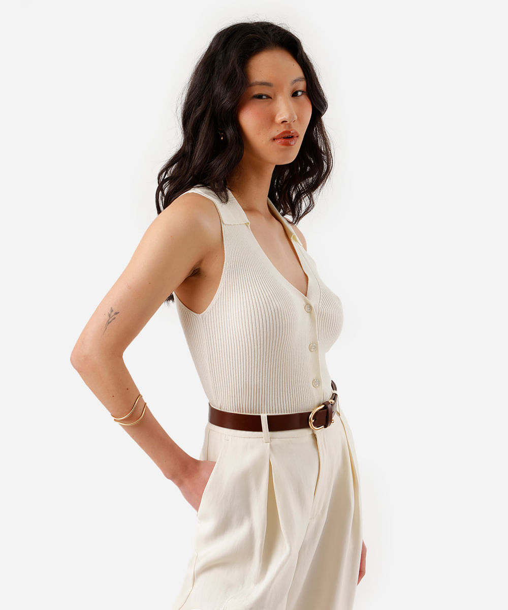polo feminina de tricot decote v canelada off white