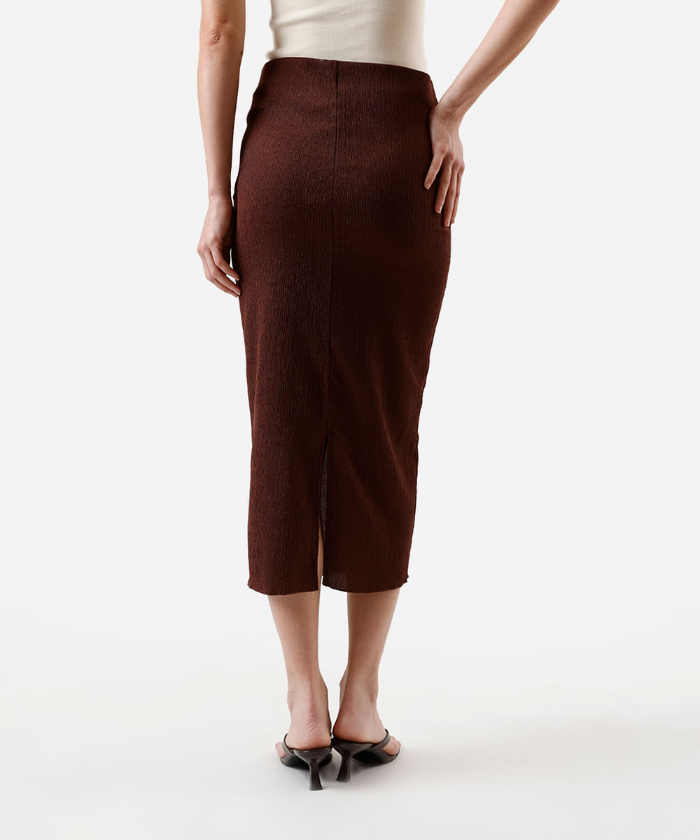 saia lápis midi feminina com fenda básica texturizada marrom