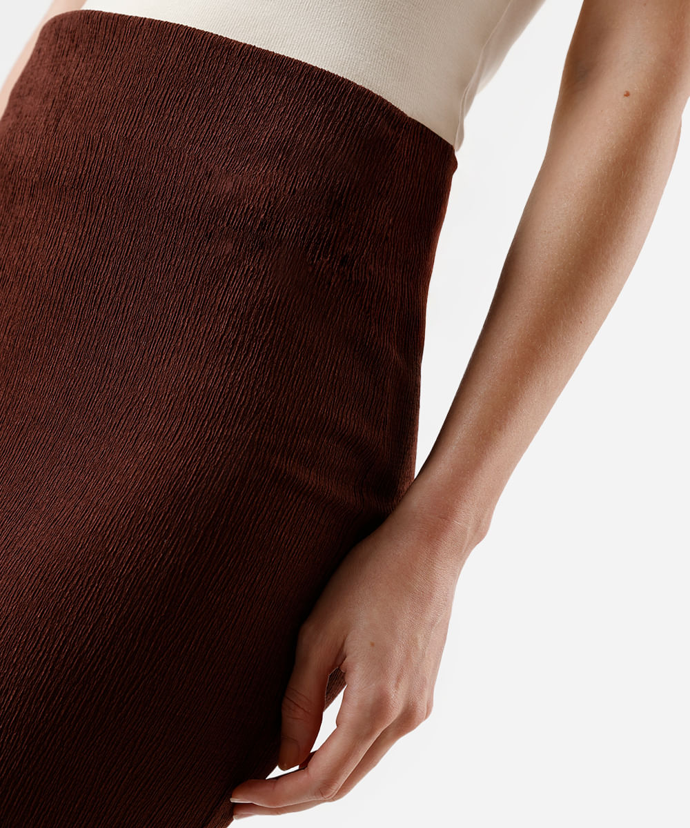 saia lápis midi feminina com fenda básica texturizada marrom