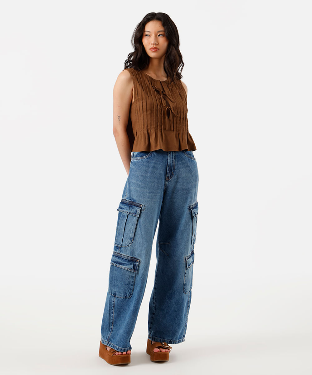 calça skater feminina jeans com bolsos cargo e pregas azul