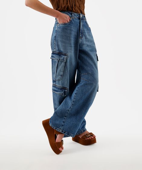 calça skater feminina jeans com bolsos cargo e pregas azul