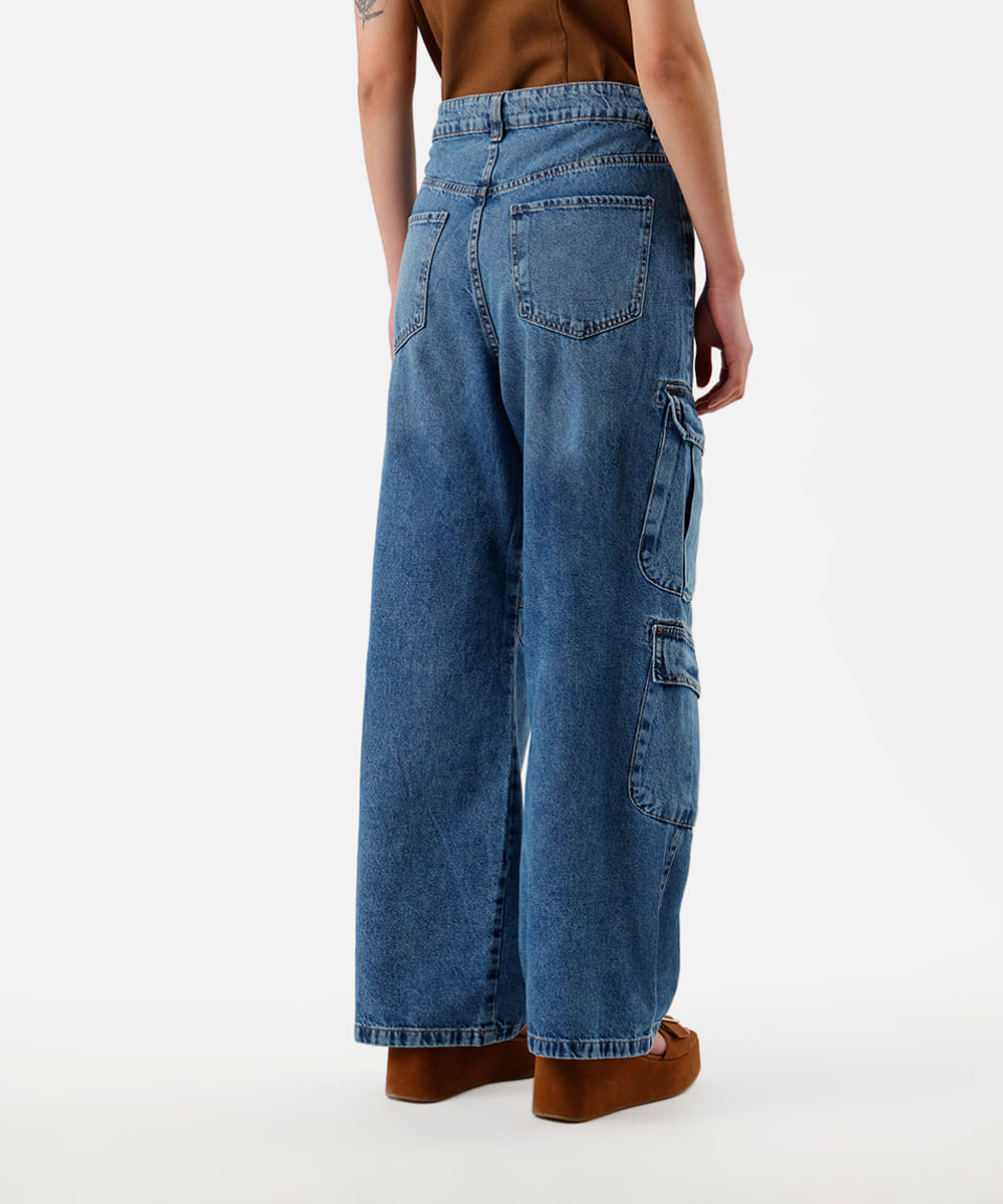 calça skater feminina jeans com bolsos cargo e pregas azul