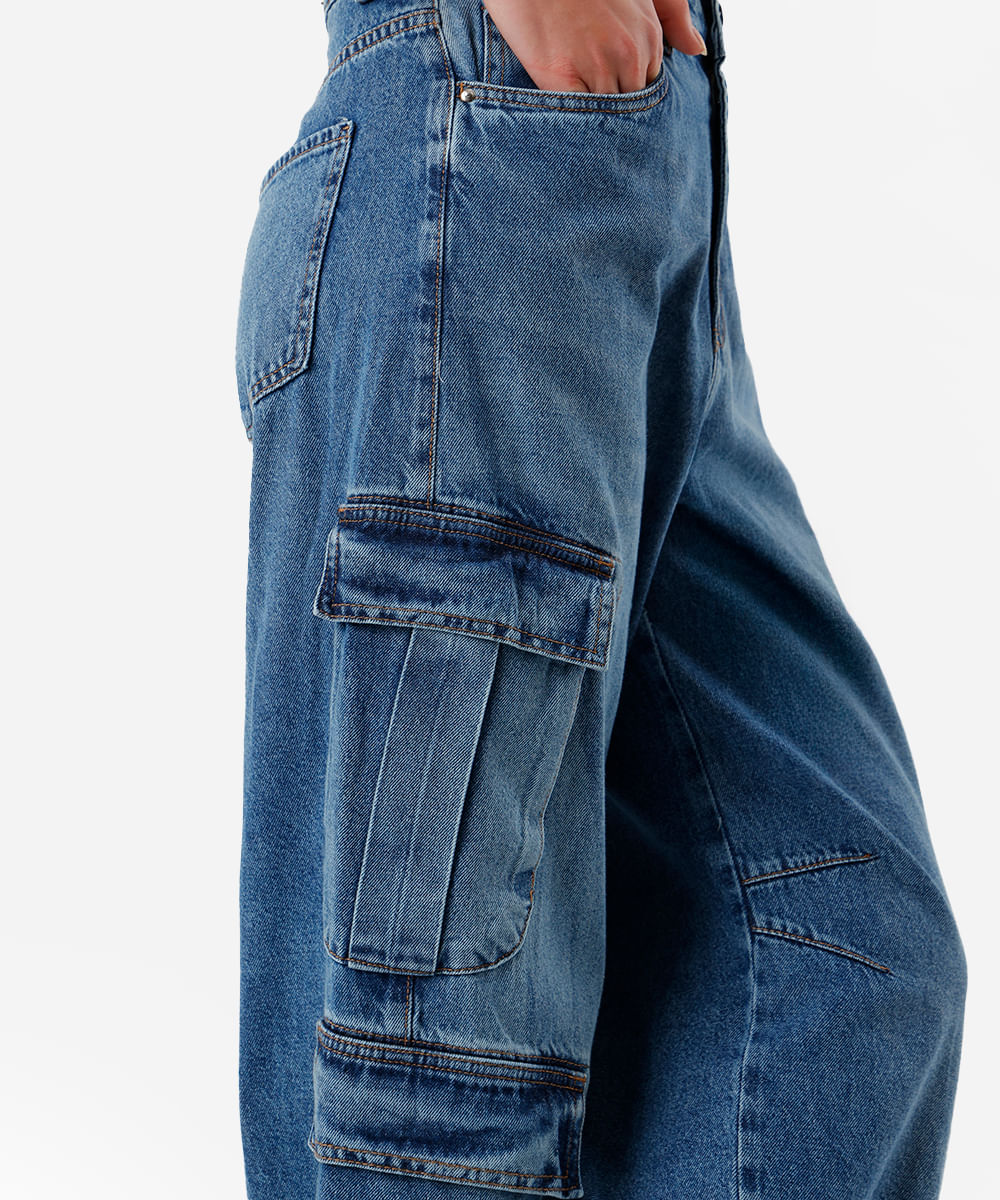 calça skater feminina jeans com bolsos cargo e pregas azul