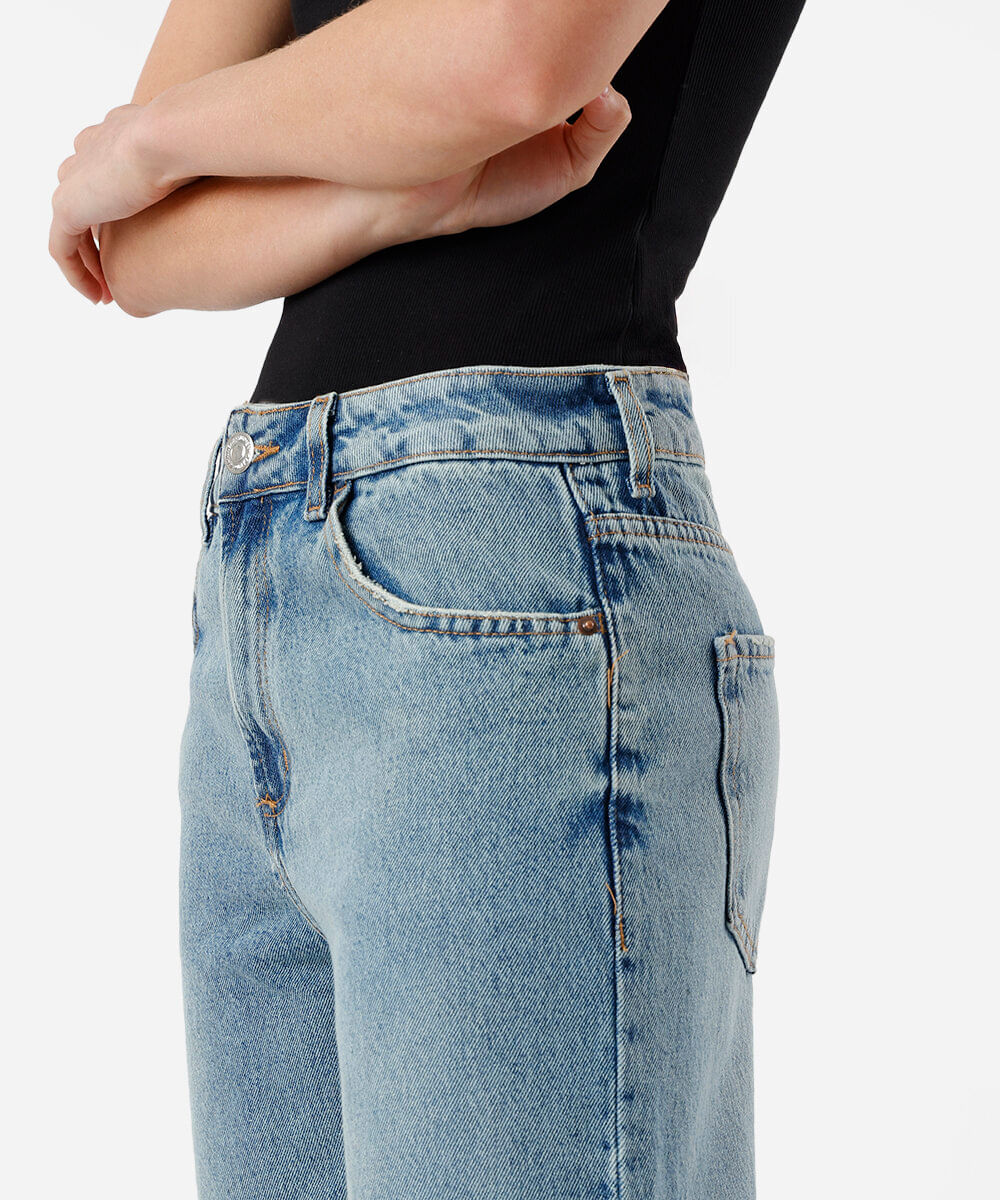 calça reta jeans cintura média barra dobrada destroyed azul