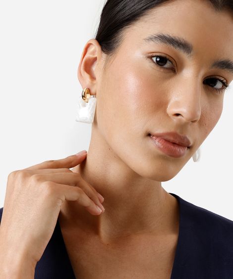 brinco com pingente retangular dourado