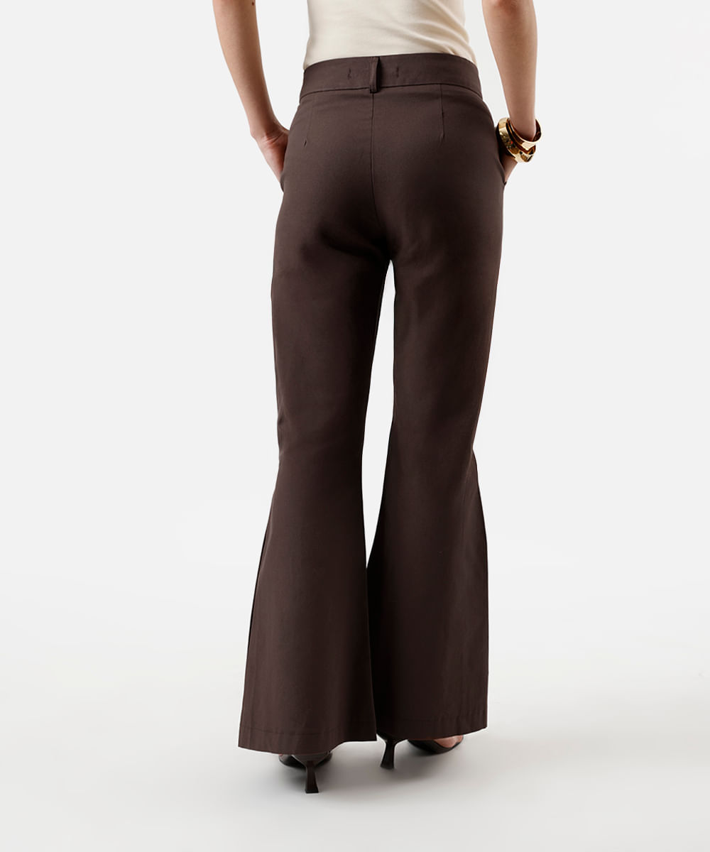 calça flare feminina de alfaiataria em algodão marrom