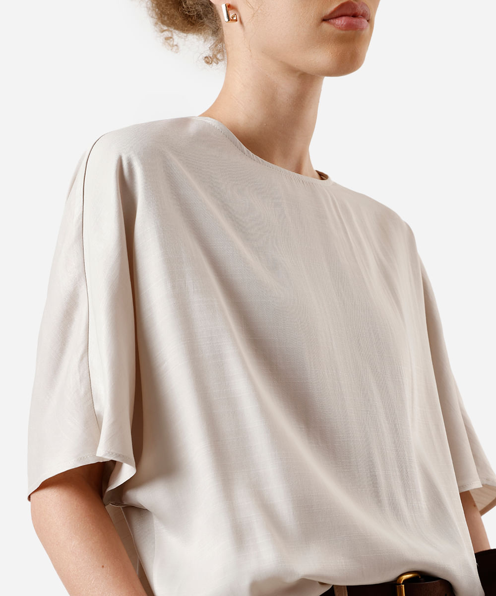 blusa feminina manga curta decote canoa acetinada bege