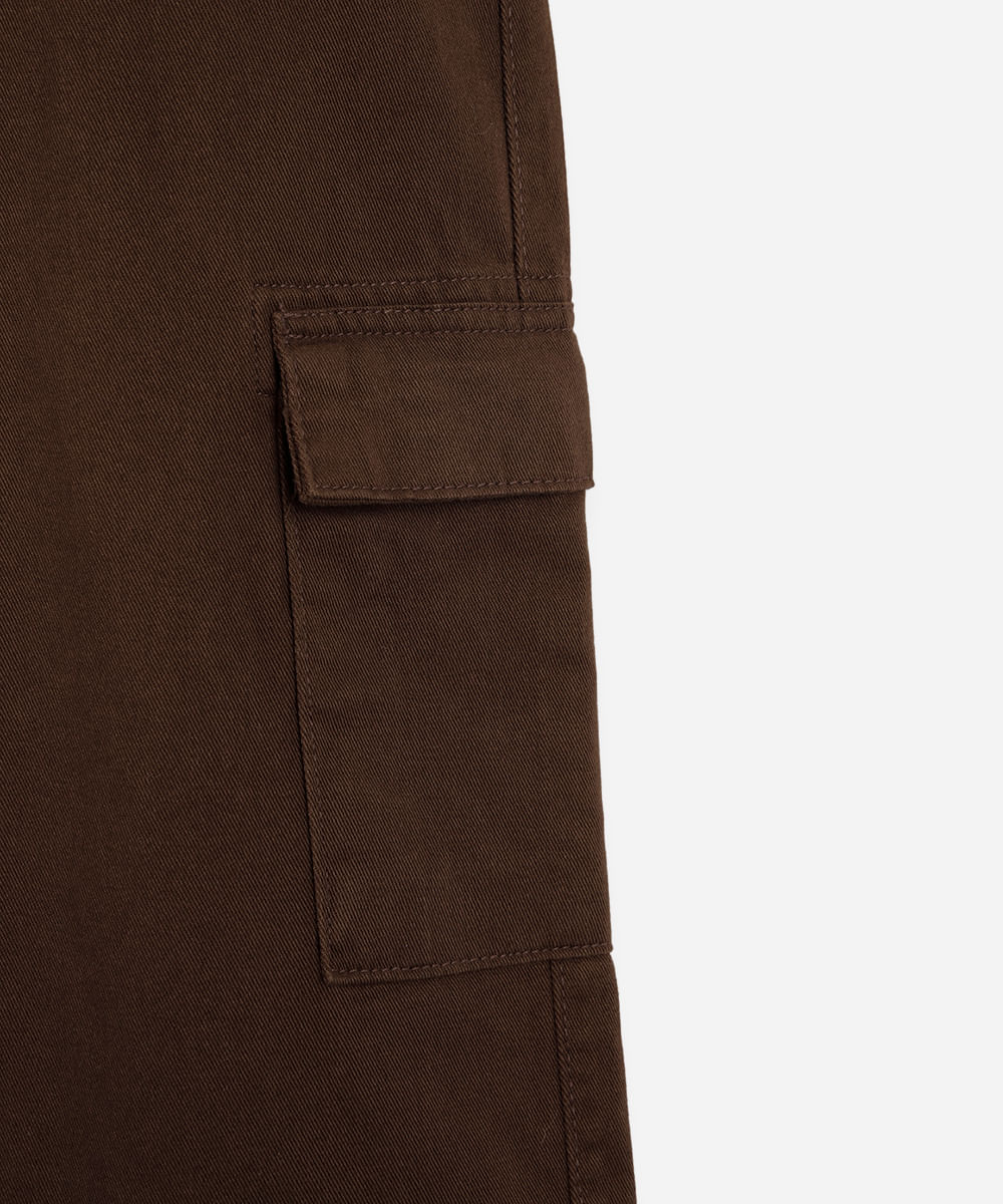 calça wide leg juvenil de sarja com bolsos cargo marrom