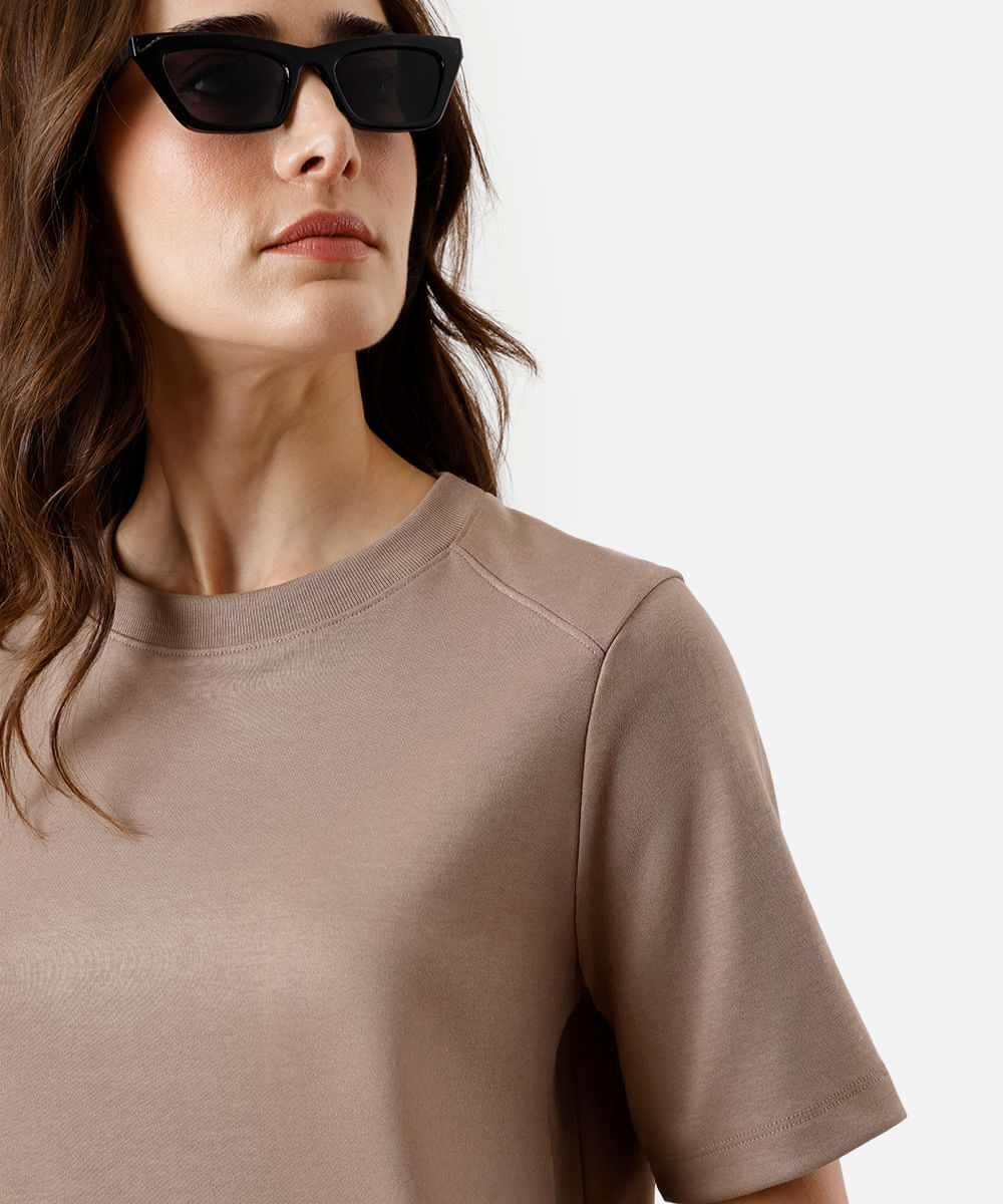 camiseta feminina de algodão peruano oversized com recorte bege