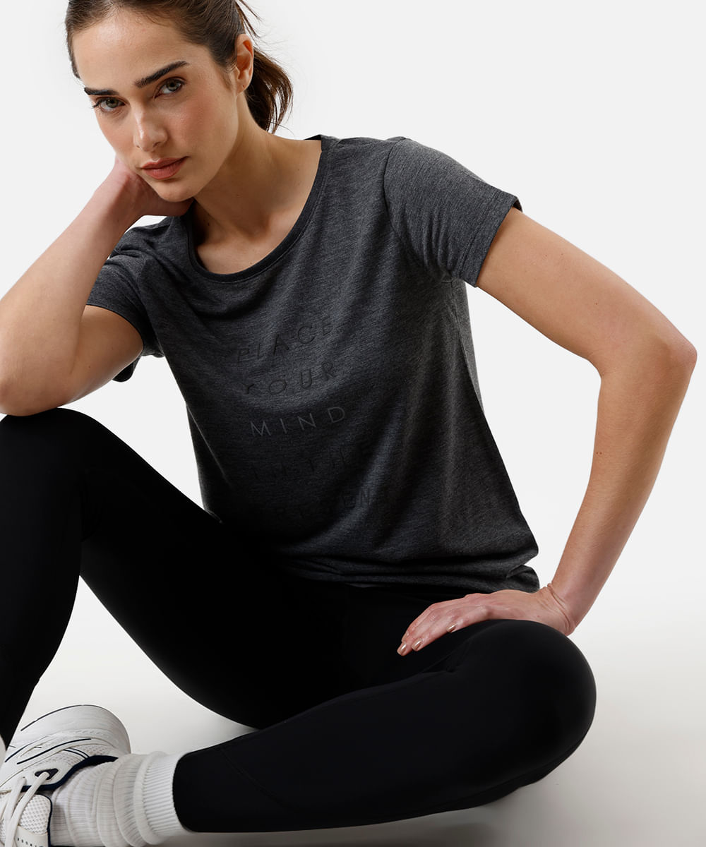 calça legging feminina esportiva com recortes e bolsos preta