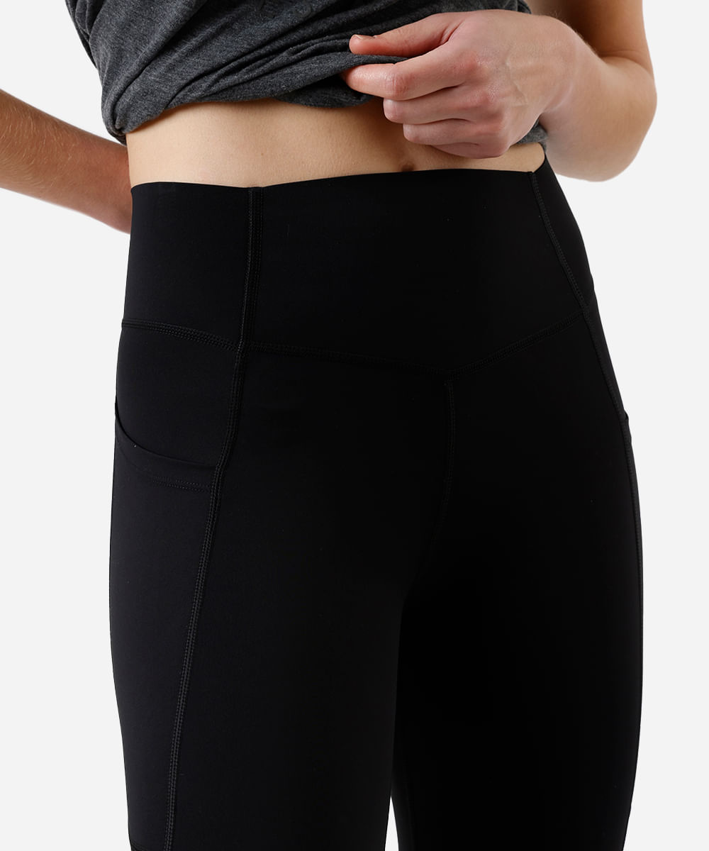 calça legging feminina esportiva com recortes e bolsos preta