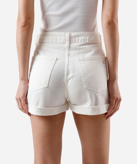 short feminino de sarja bordado floral off white