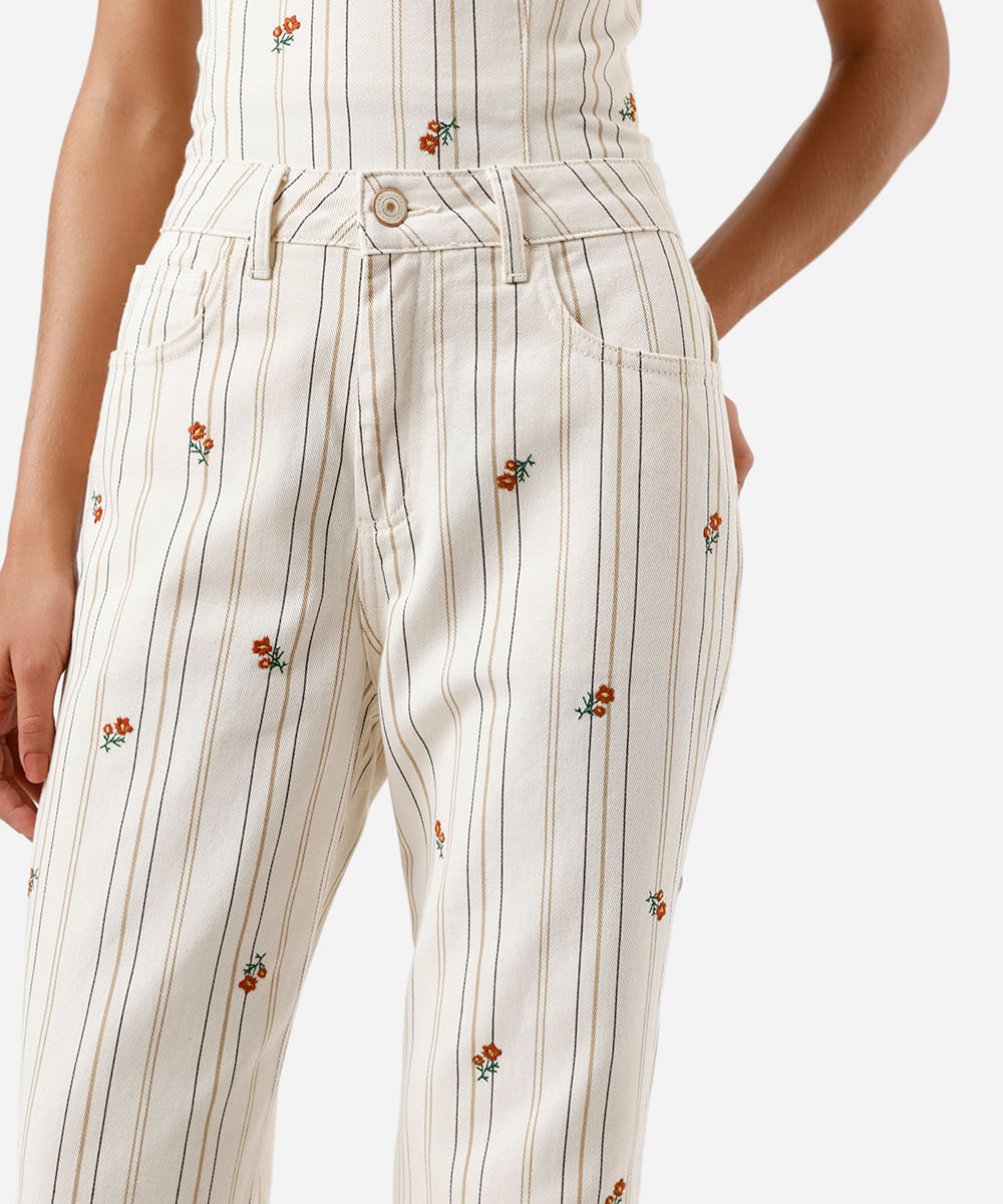 calça wide leg slim feminina de sarja com bordado floral listrada off white