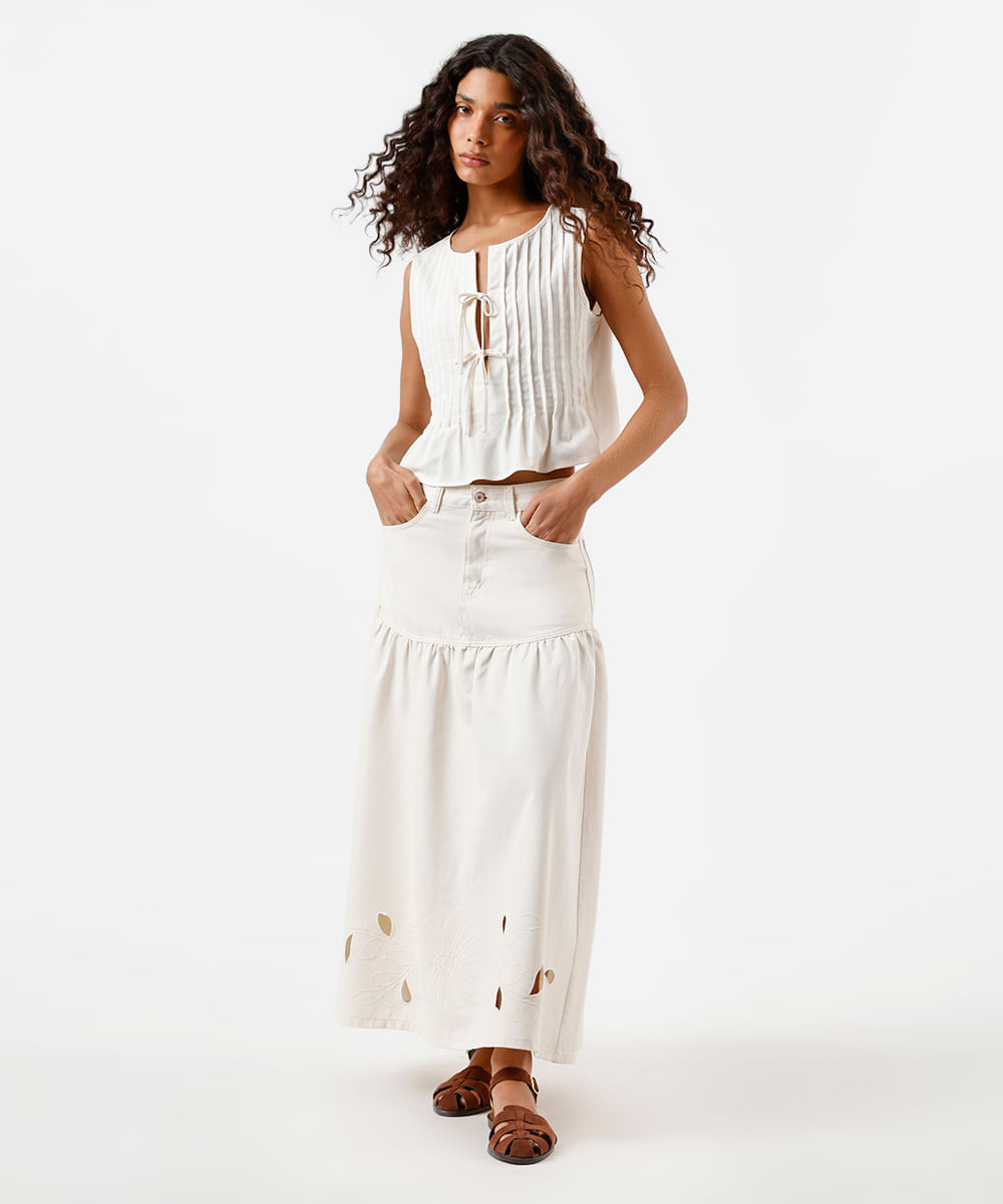 saia midi feminina de sarja com recorte e bordado floral off white