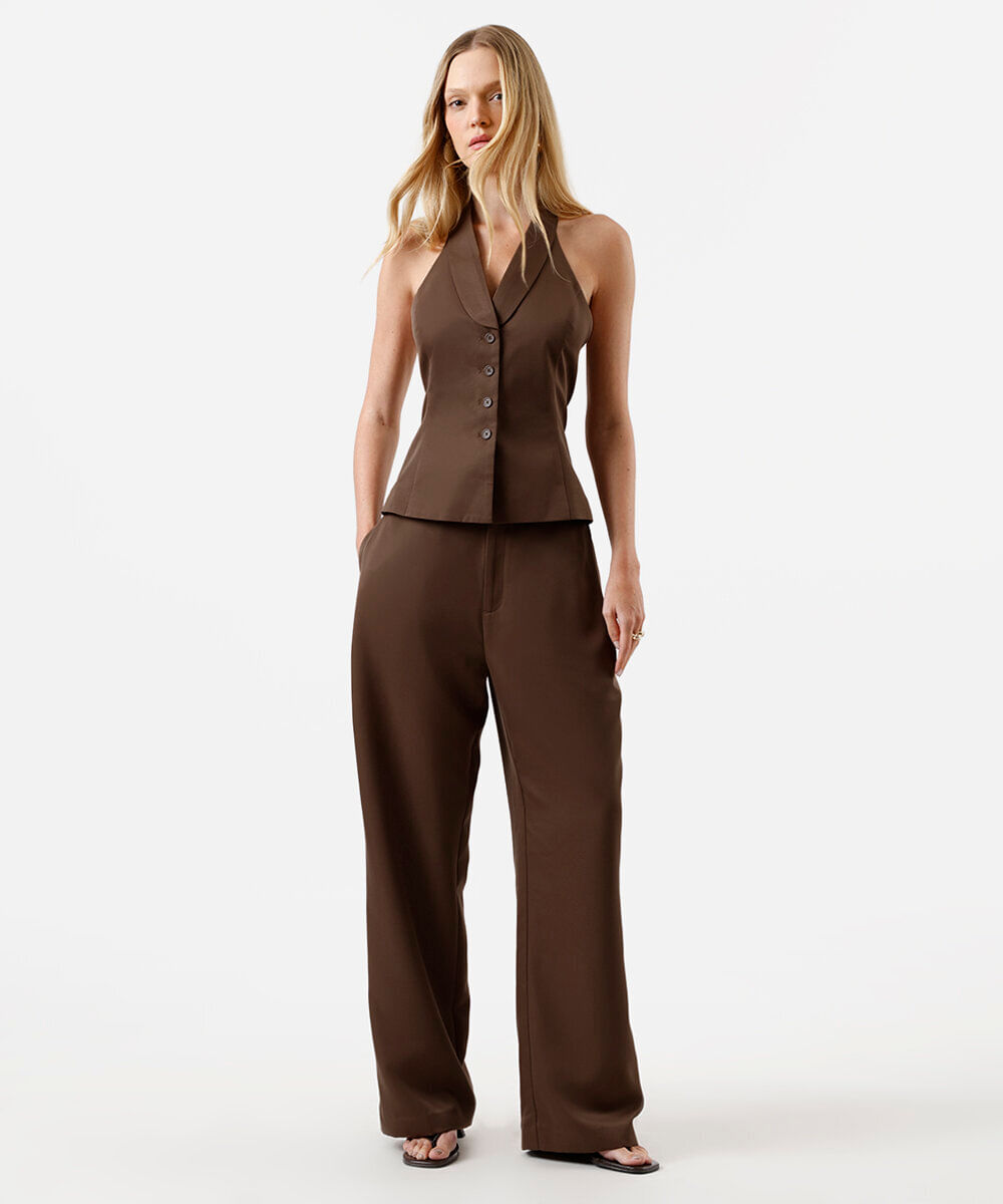 calça reta feminina de alfaiataria com pregas marrom