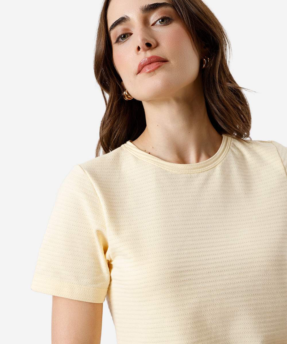 blusa feminina baby look texturizada manga curta amarela