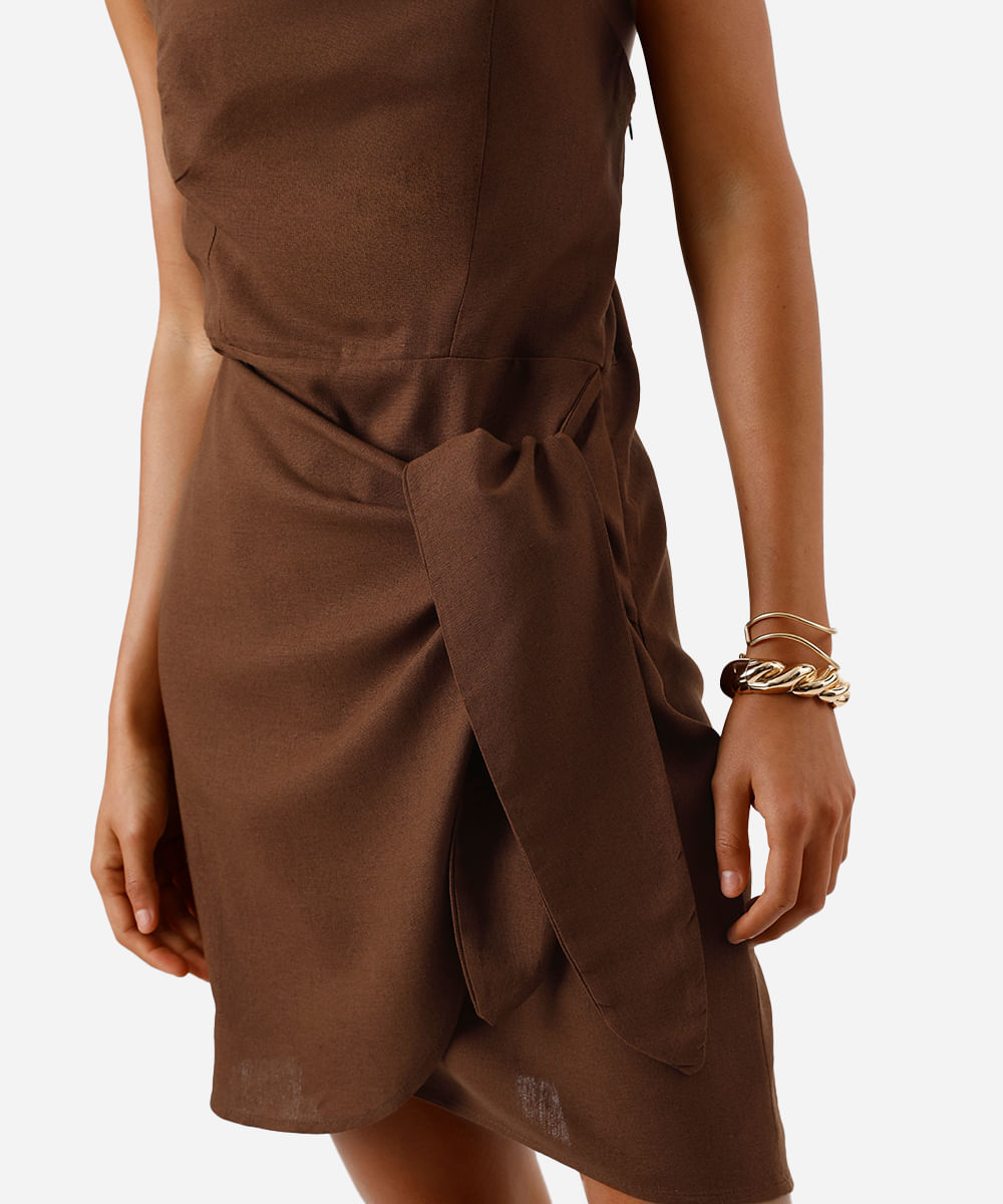 vestido ombro único com linho e amarração marrom