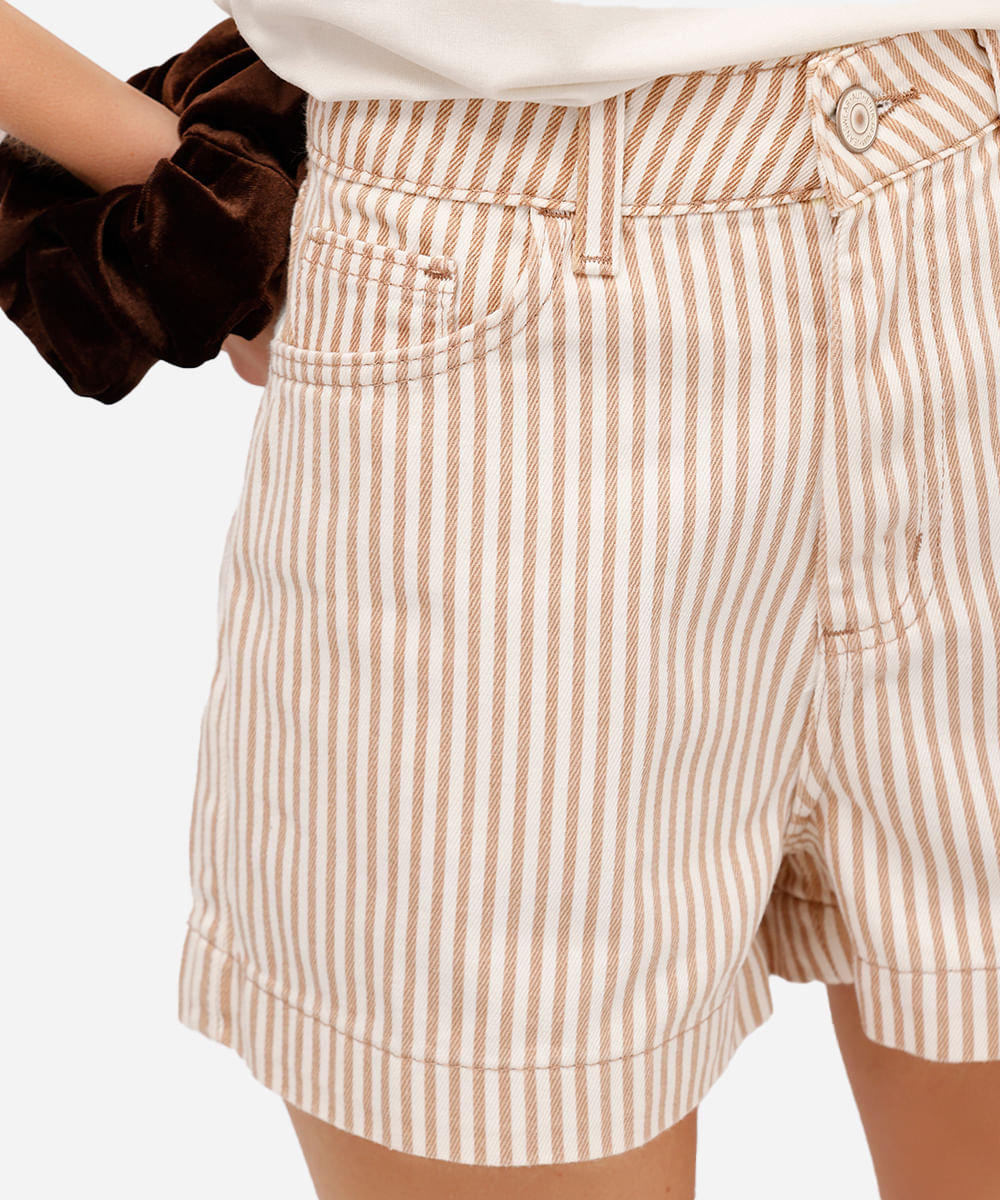 short feminino de sarja listrado bege