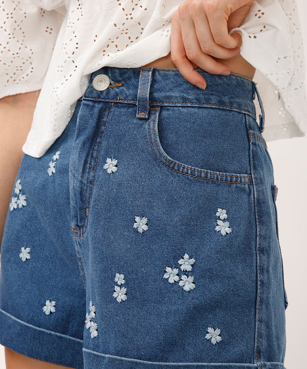 short mom jeans com bordado floral azul