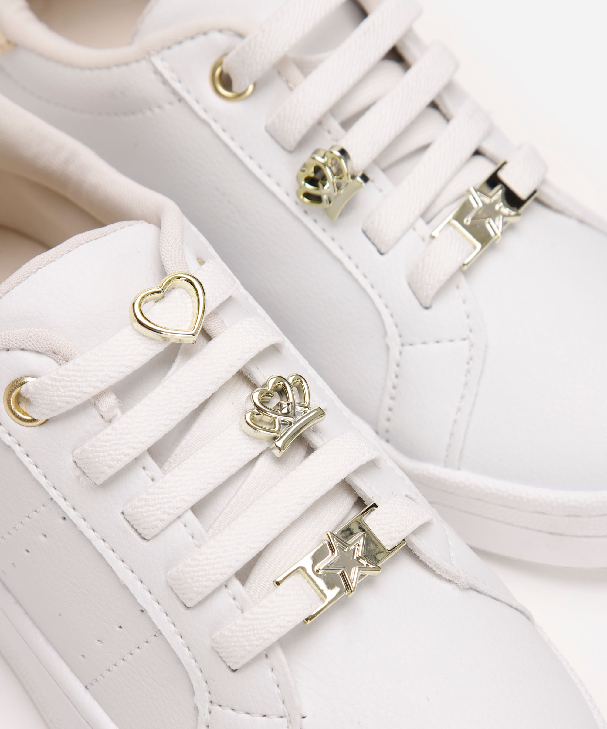 tênis infantil com pingentes branco