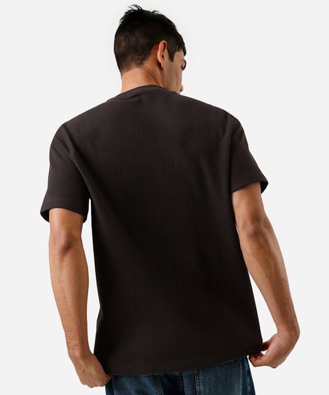camiseta masculina manga curta texturizada marrom