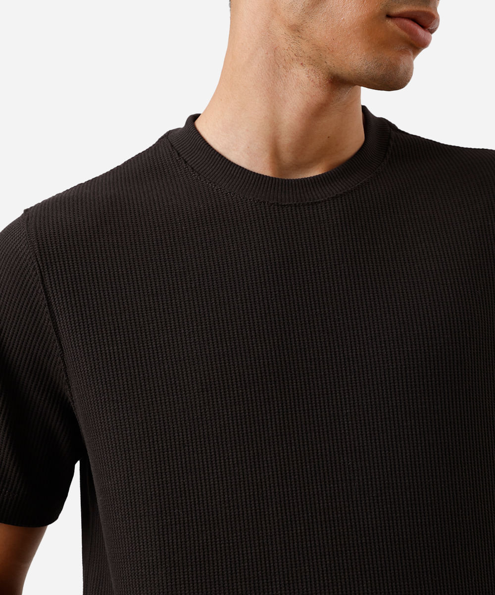 camiseta masculina manga curta texturizada marrom