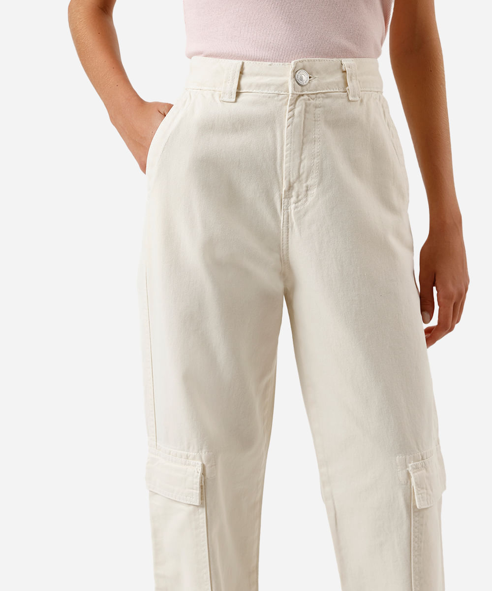 calça wide leg slim feminina de sarja com bolsos cargo bege