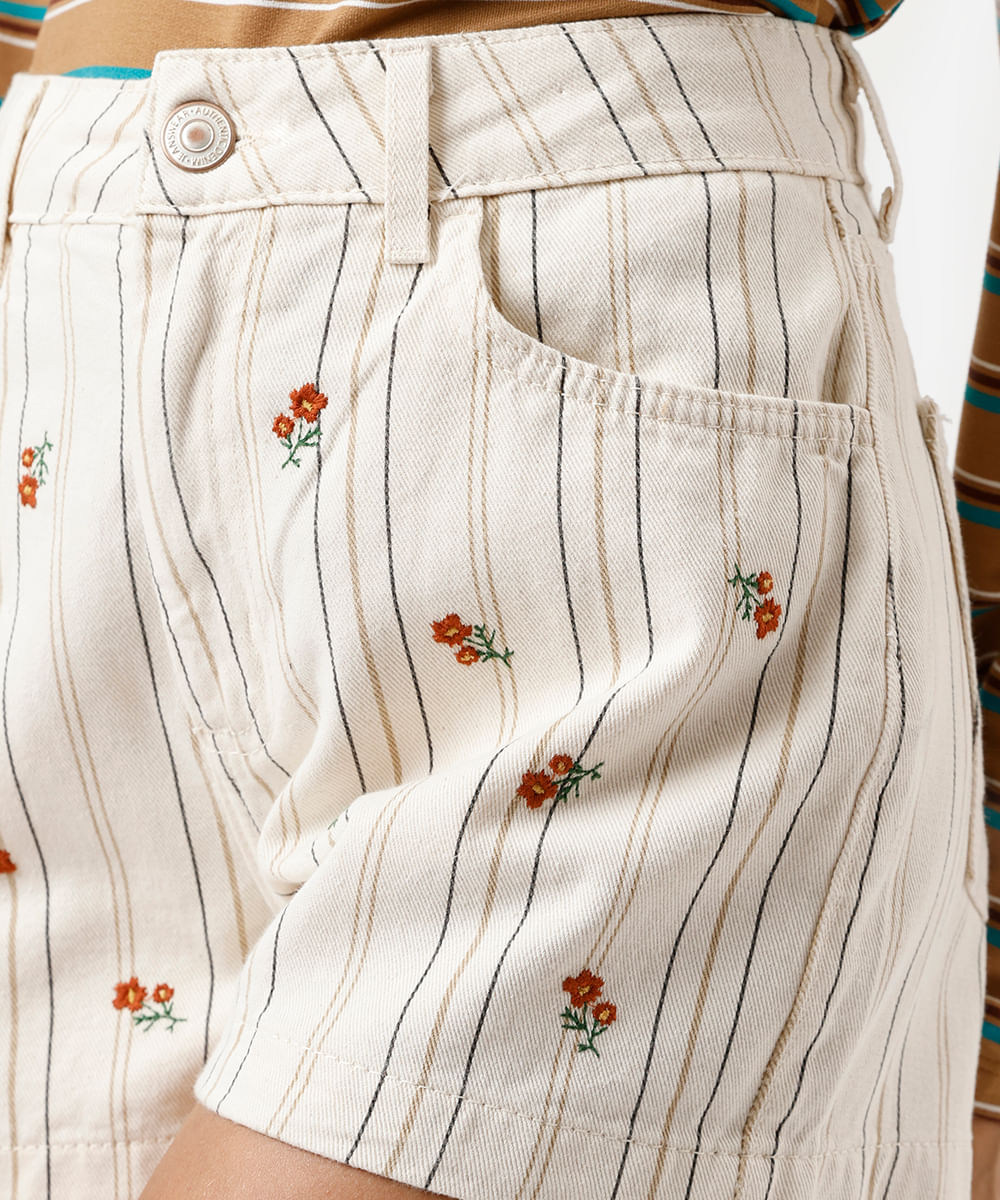 short mom feminino de sarja com bordado floral listrado bege